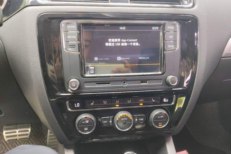 Used Volkswagen Sagitar 2018 280TSI DSG Comfort Model Audio And AC Panel