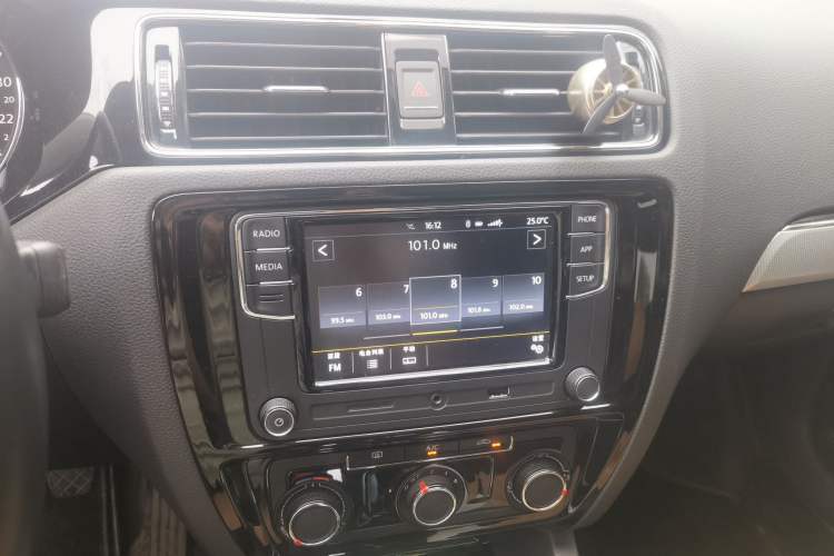 Used Volkswagen Sagitar 2018 1.6L Manual Comfort Model Audio And AC Panel