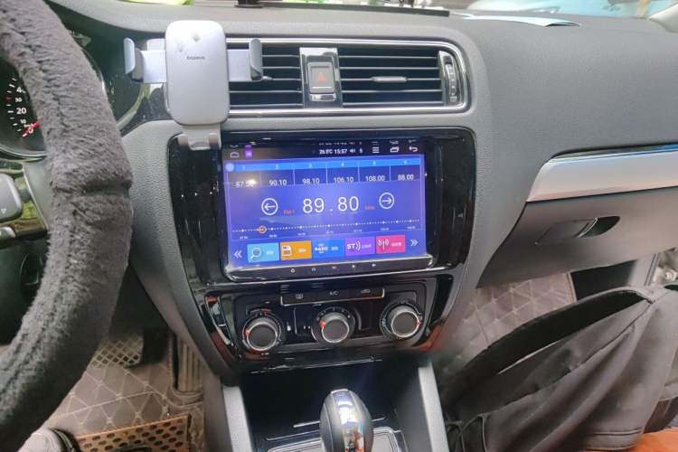Used Volkswagen Sagitar 2018 1.6L Automatic Comfort Model Audio And AC Panel