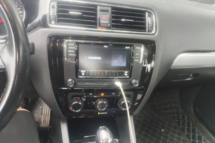 Used Volkswagen Sagitar 2018 1.6L Automatic Comfort Model Audio And AC Panel