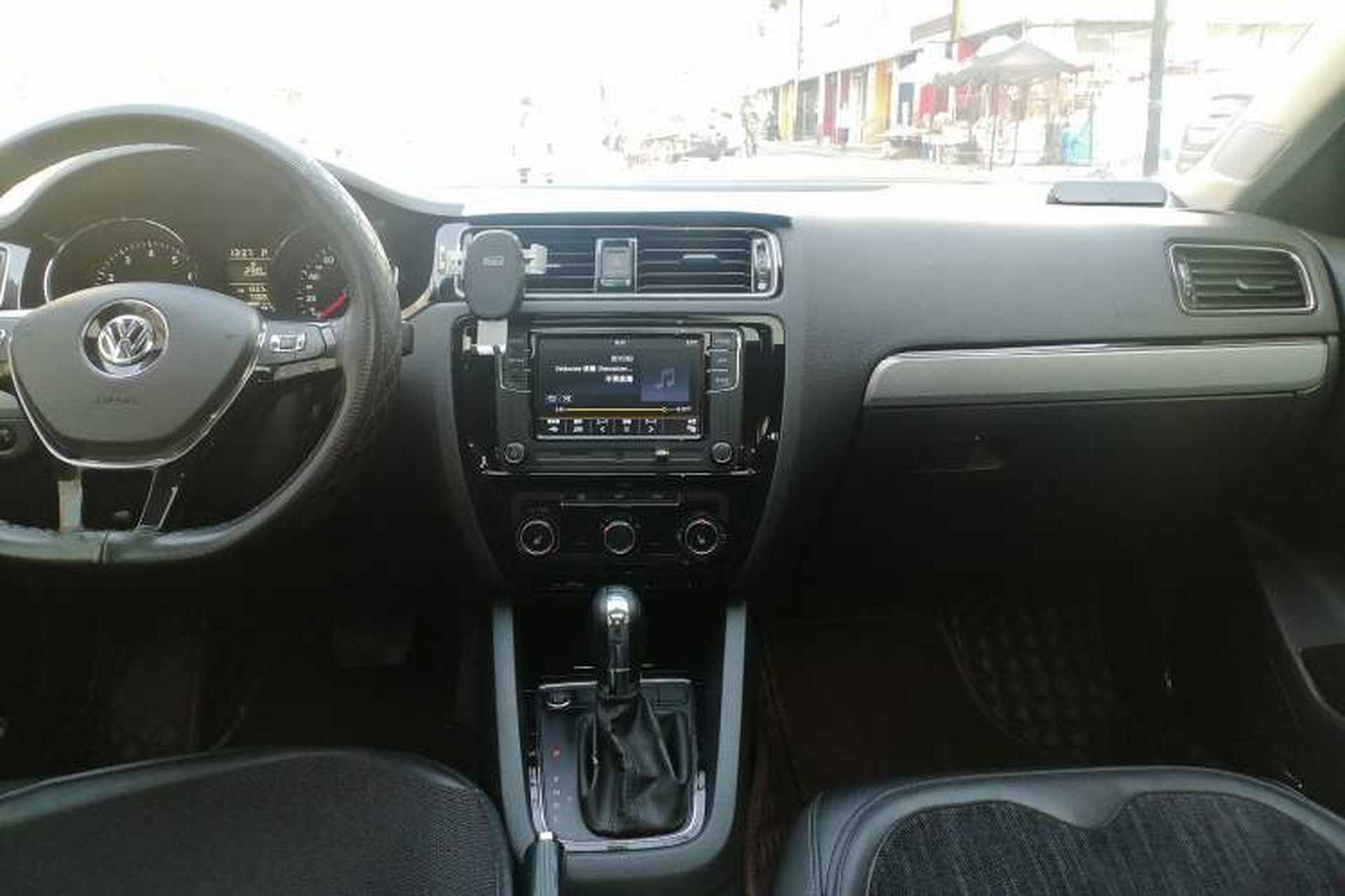 Used Volkswagen Sagitar 2018 1.6L Automatic Comfort Model Audio And AC Panel