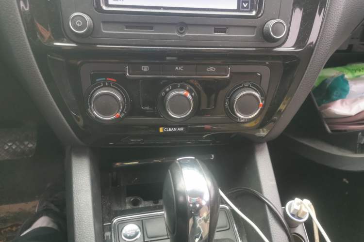Used Volkswagen Sagitar 2018 1.6L Automatic Comfort Model Audio And AC Panel