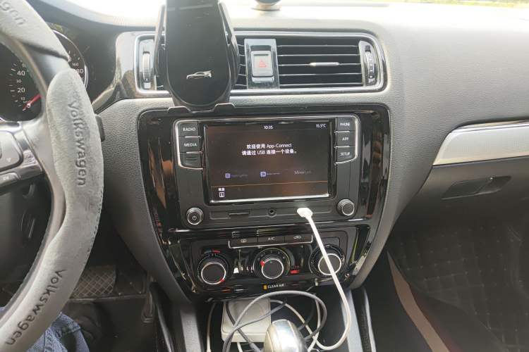 Used Volkswagen Sagitar 2018 1.6L Automatic Comfort Model Audio And AC Panel
