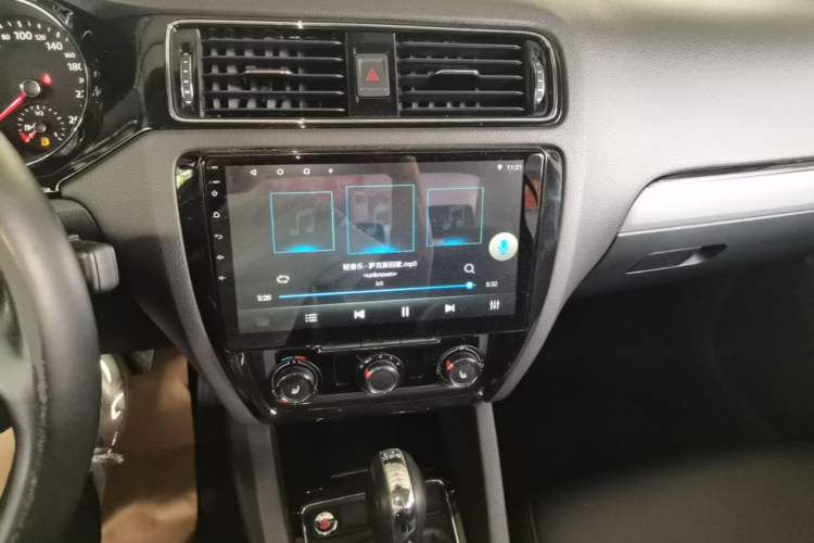 Used Volkswagen Sagitar 2018 180TSI DSG Prestige Edition Audio And AC Panel