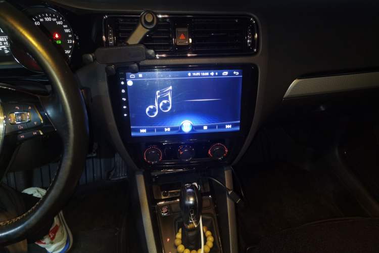 Used Volkswagen Sagitar 2018 1.6L Automatic Comfort Model Audio And AC Panel