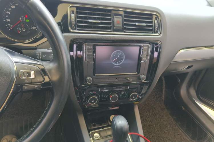 Used Volkswagen Sagitar 2018 180TSI DSG Prestige Edition Audio And AC Panel