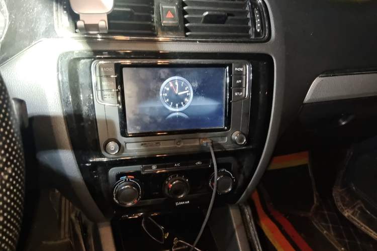 Used Volkswagen Sagitar 2018 1.6L Manual Comfort Model Audio And AC Panel