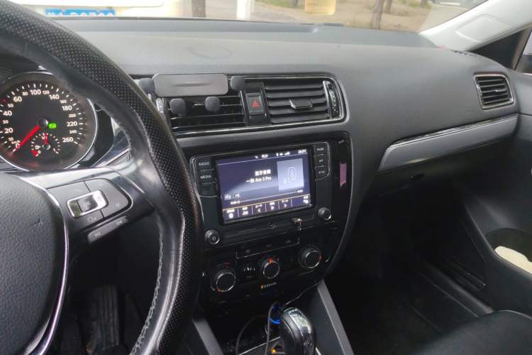 Used Volkswagen Sagitar 2018 280TSI DSG Ignite Edition Audio And AC Panel