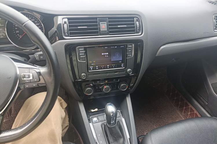 Used Volkswagen Sagitar 2018 1.6L Automatic Comfort Model Audio And AC Panel