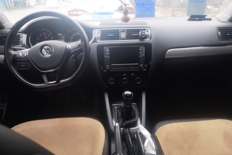 Used Volkswagen Sagitar 2018 1.6L Manual Comfort Model Center Console
