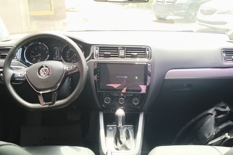 Used Volkswagen Sagitar 2018 280TSI DSG Comfort Model Center Console