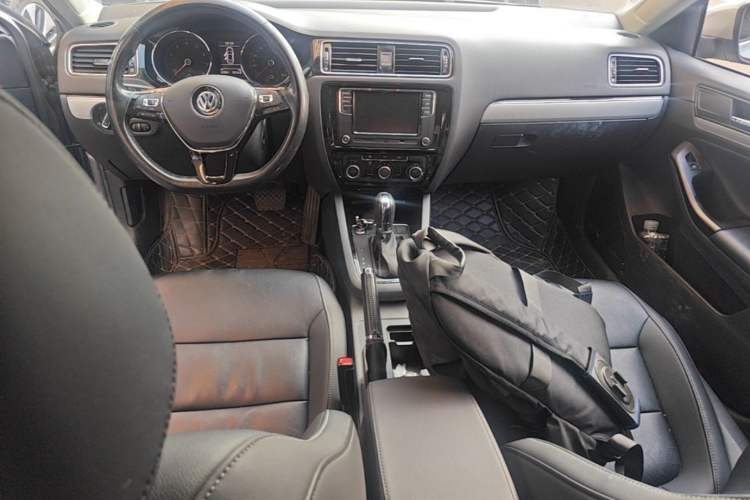 Used Volkswagen Sagitar 2018 280TSI DSG Ignite Edition Center Console