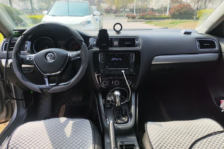 Used Volkswagen Sagitar 2018 1.6L Automatic Comfort Model Center Console