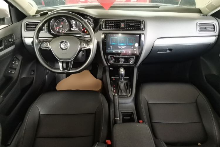 Used Volkswagen Sagitar 2018 180TSI DSG Prestige Edition Center Console