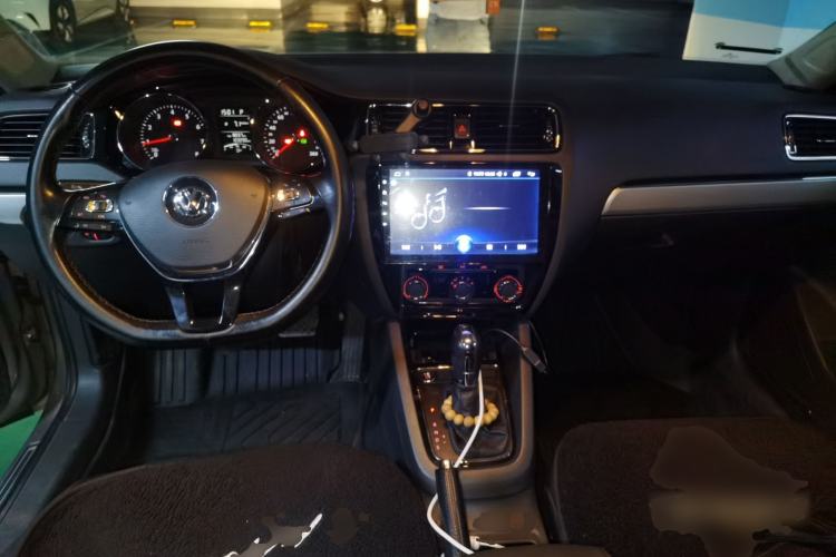 Used Volkswagen Sagitar 2018 1.6L Automatic Comfort Model Center Console