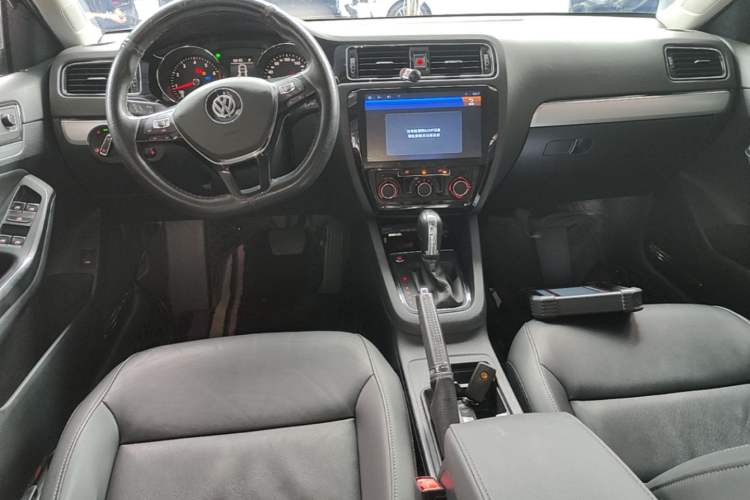 Used Volkswagen Sagitar 2018 280TSI DSG Ignite Edition Center Console