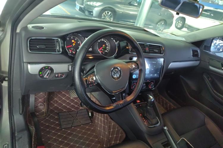 Used Volkswagen Sagitar 2018 280TSI DSG Comfort Model Center Console