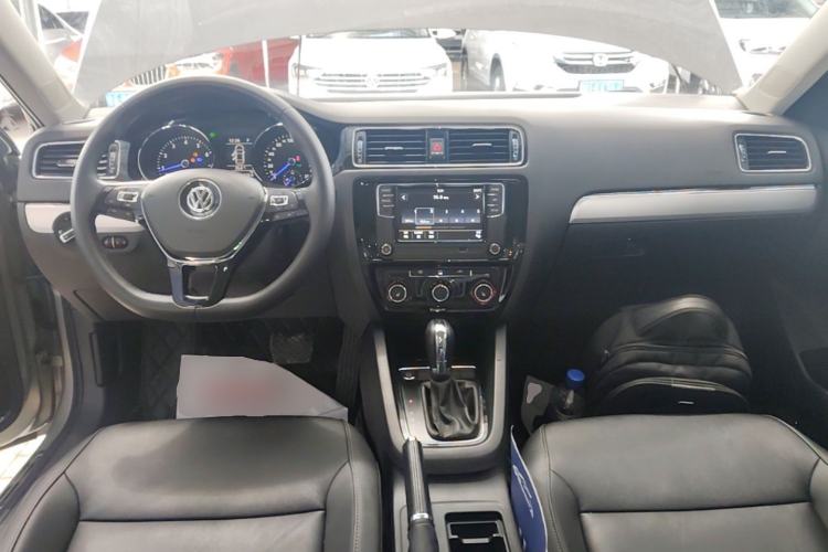 Used Volkswagen Sagitar 2018 1.6L Automatic Comfort Model Center Console