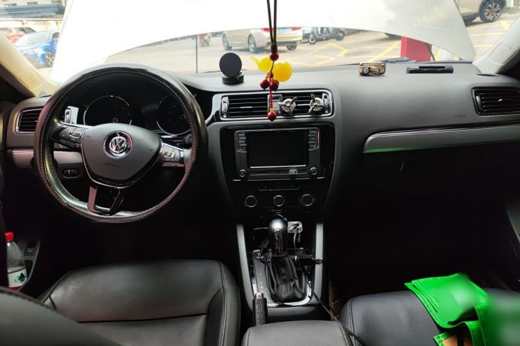 Used Volkswagen Sagitar 2018 1.6L Automatic Comfort Model Center Console
