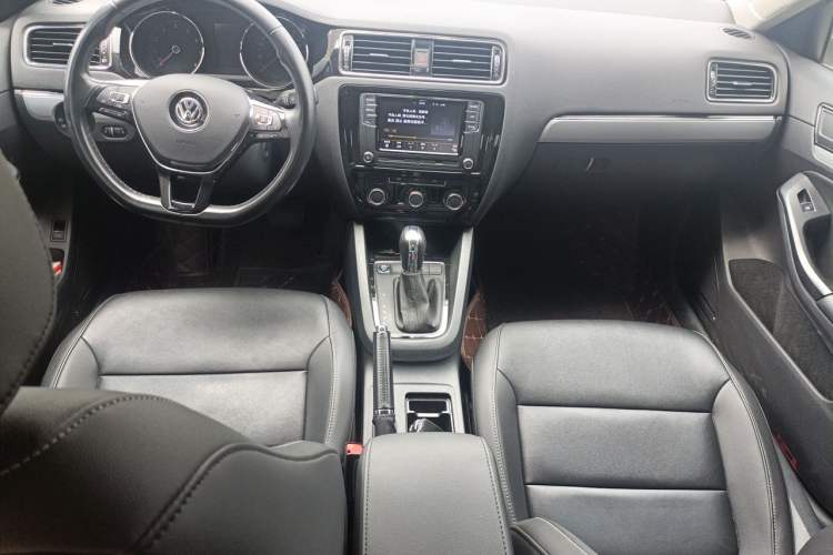 Used Volkswagen Sagitar 2018 1.6L Automatic Comfort Model Center Console
