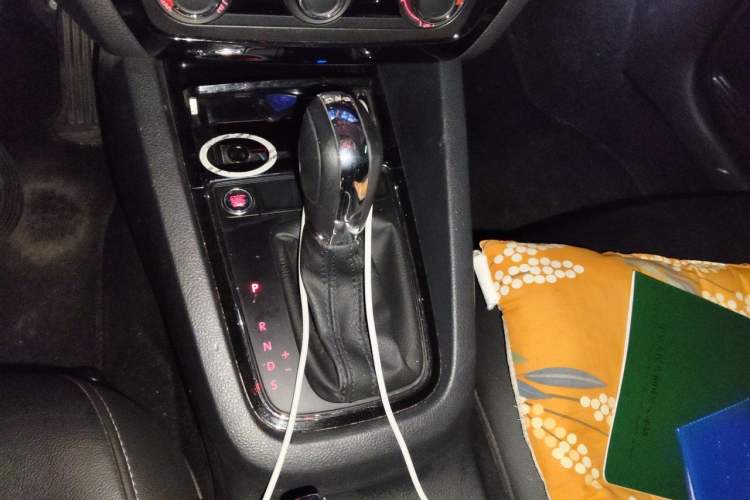 Used Volkswagen Sagitar 2018 280TSI DSG Ignite Edition Gear Lever