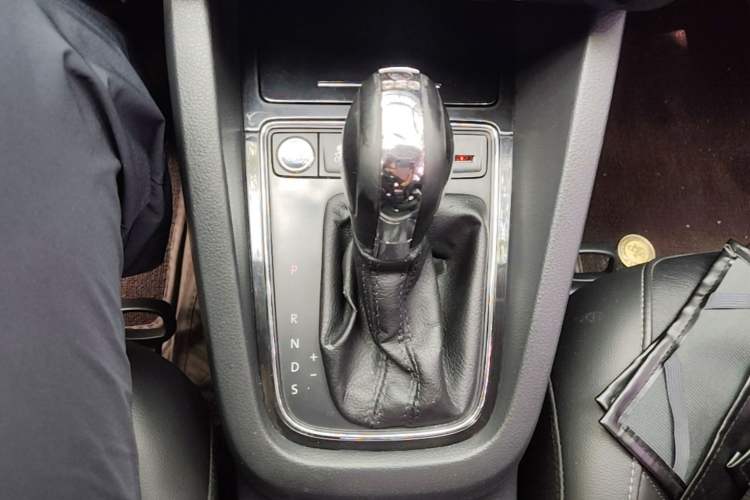 Used Volkswagen Sagitar 2018 280TSI DSG Comfort Model Gear Lever