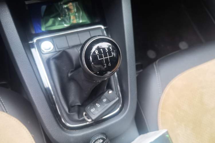 Used Volkswagen Sagitar 2018 1.6L Manual Comfort Model Gear Lever