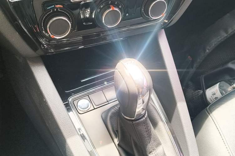 Used Volkswagen Sagitar 2018 280TSI DSG Comfort Model Gear Lever