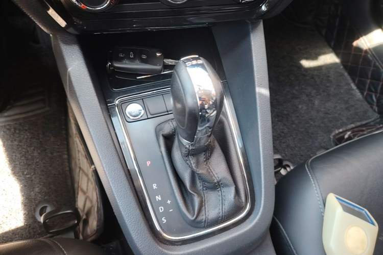 Used Volkswagen Sagitar 2018 280TSI DSG Comfort Model Gear Lever