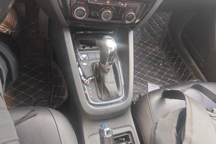 Used Volkswagen Sagitar 2018 280TSI DSG Ignite Edition Gear Lever