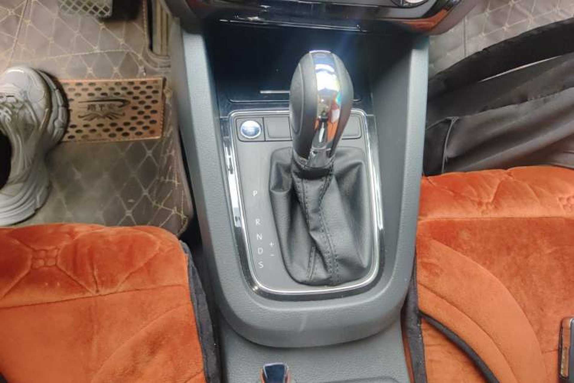 Used Volkswagen Sagitar 2018 1.6L Automatic Comfort Model Gear Lever