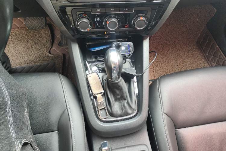Used Volkswagen Sagitar 2018 1.6L Automatic Comfort Model Gear Lever