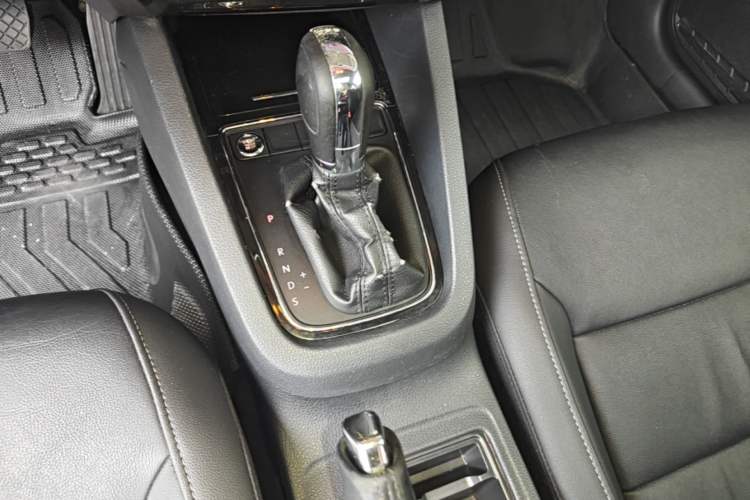 Used Volkswagen Sagitar 2018 280TSI DSG Comfort Model Gear Lever