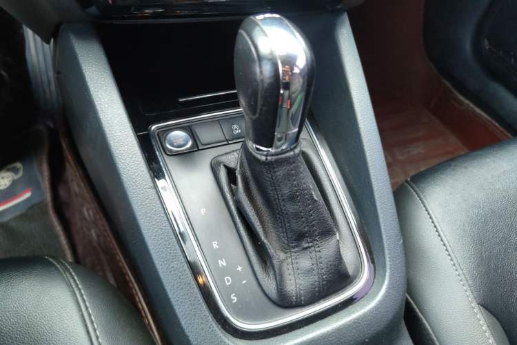 Used Volkswagen Sagitar 2018 280TSI DSG Ignite Edition Gear Lever