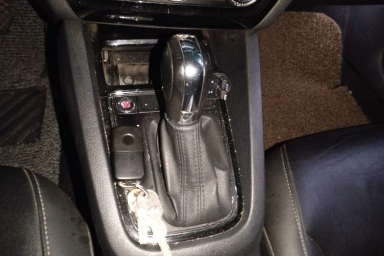 Used Volkswagen Sagitar 2018 280TSI DSG Ignite Edition Gear Lever