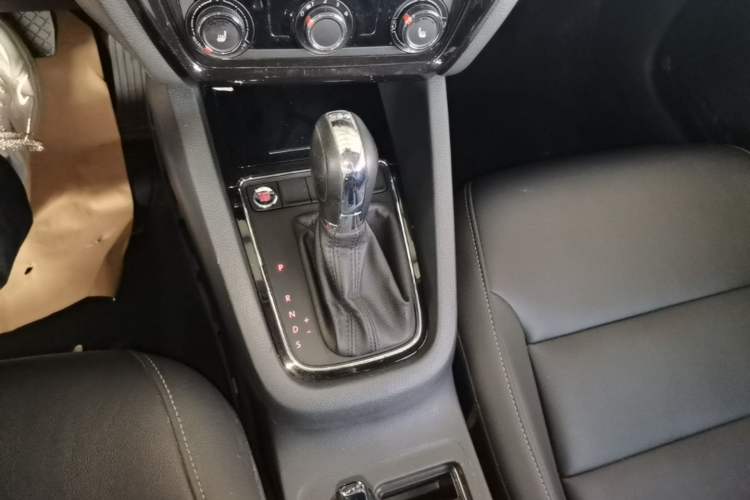 Used Volkswagen Sagitar 2018 180TSI DSG Prestige Edition Gear Lever