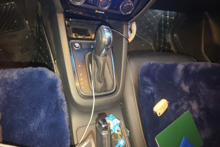 Used Volkswagen Sagitar 2018 280TSI DSG Comfort Model Gear Lever