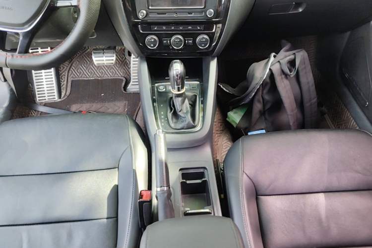 Used Volkswagen Sagitar 2018 280TSI DSG Luxury Model Gear Lever
