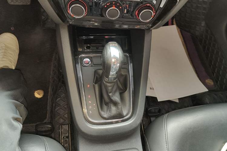 Used Volkswagen Sagitar 2018 280TSI DSG Ignite Edition Gear Lever