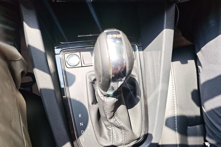Used Volkswagen Sagitar 2018 280TSI DSG Comfort Model Gear Lever