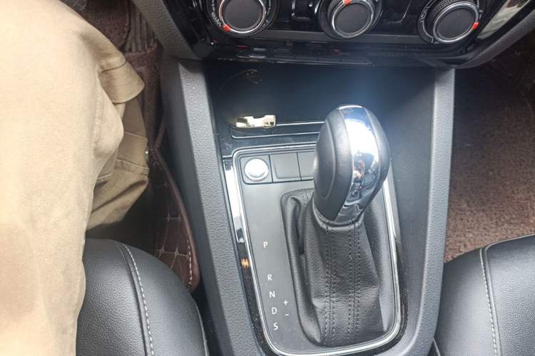 Used Volkswagen Sagitar 2018 1.6L Automatic Comfort Model Gear Lever