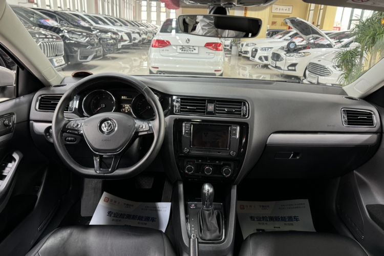 Used Volkswagen Sagitar 2018 1.6L Automatic Comfort Model Interior 1
