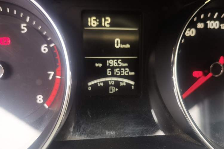 Used Volkswagen Sagitar 2018 1.6L Manual Comfort Model Odometer Close Up