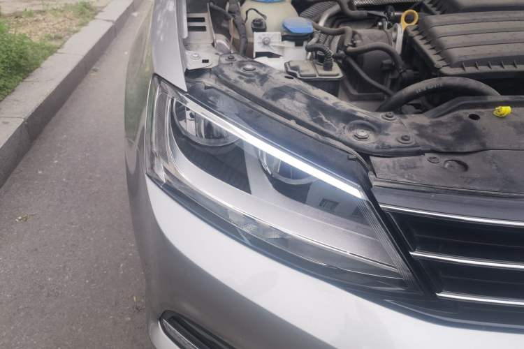 Used Volkswagen Sagitar 2018 1.6L Manual Comfort Model Right Front Headlight