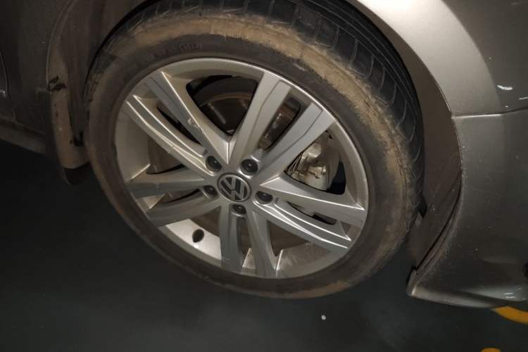 Used Volkswagen Sagitar 2018 280TSI DSG Ignite Edition Right Front Wheel Hub
