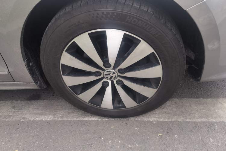 Used Volkswagen Sagitar 2018 1.6L Manual Comfort Model Right Front Wheel Hub
