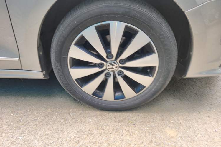 Used Volkswagen Sagitar 2018 1.6L Automatic Comfort Model Right Front Wheel Hub