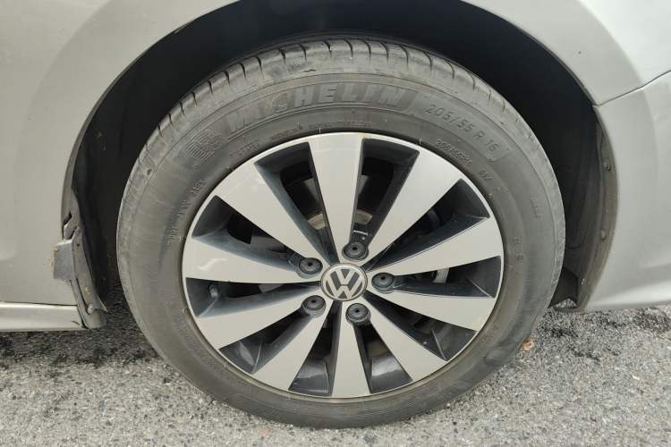 Used Volkswagen Sagitar 2018 1.6L Automatic Comfort Model Right Front Wheel Hub