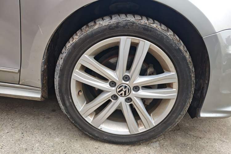 Used Volkswagen Sagitar 2018 280TSI DSG Ignite Edition Right Front Wheel Hub