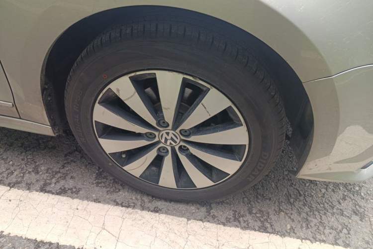 Used Volkswagen Sagitar 2018 1.6L Automatic Comfort Model Right Front Wheel Hub